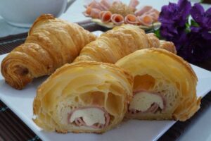 Croissant de jamón y queso